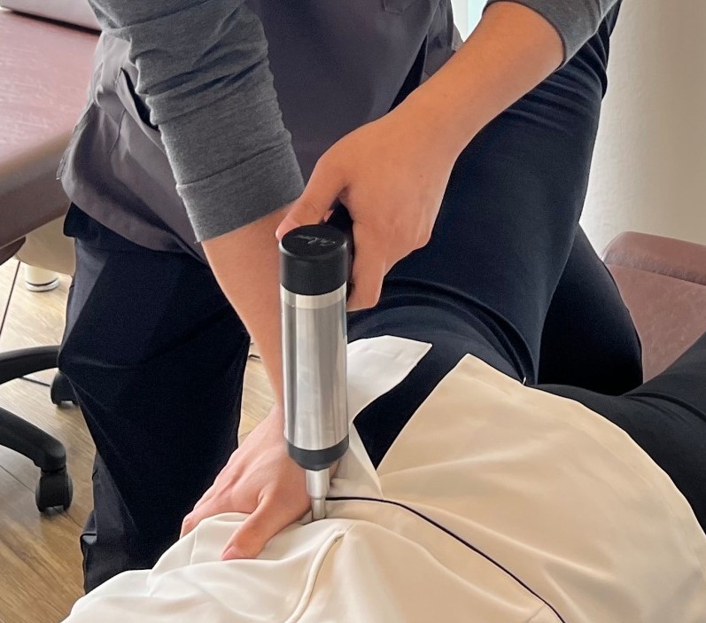 骨盤矯正を受けている様子